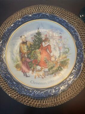 Vintage Christmas 1990 Decorative Holiday Plate - 22K Gold Trim